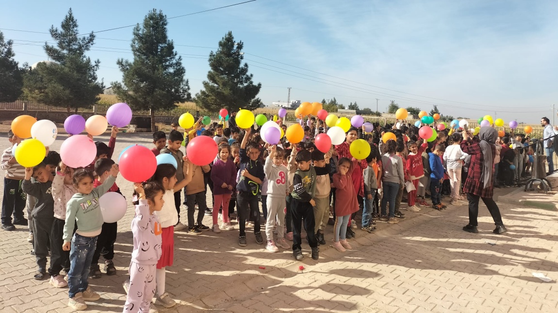 Gazze’deki sessiz çığlığa ses olmak projesi kapsamında okulumuz öğrencileri ile balon uçurma etkinliği yaptık.